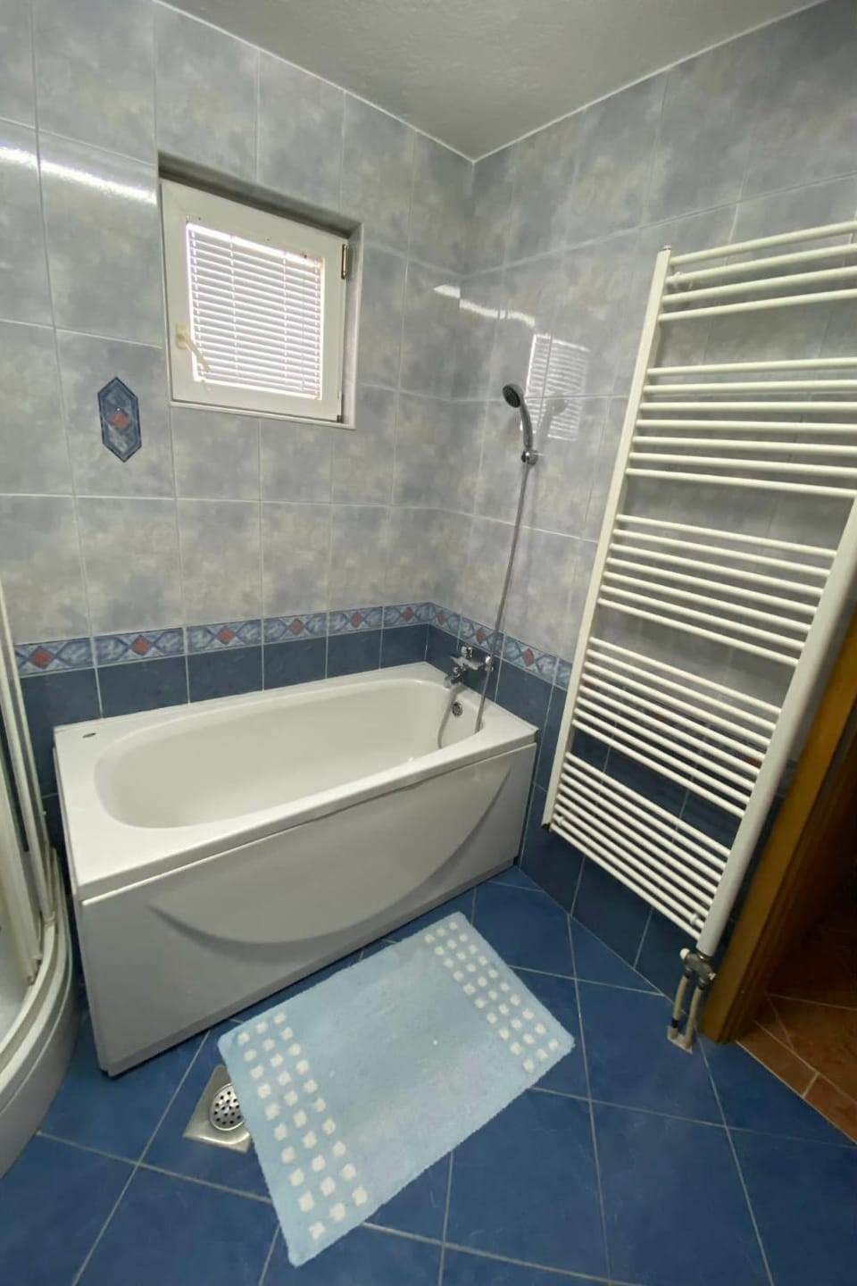 Bathroom, Bath, towels