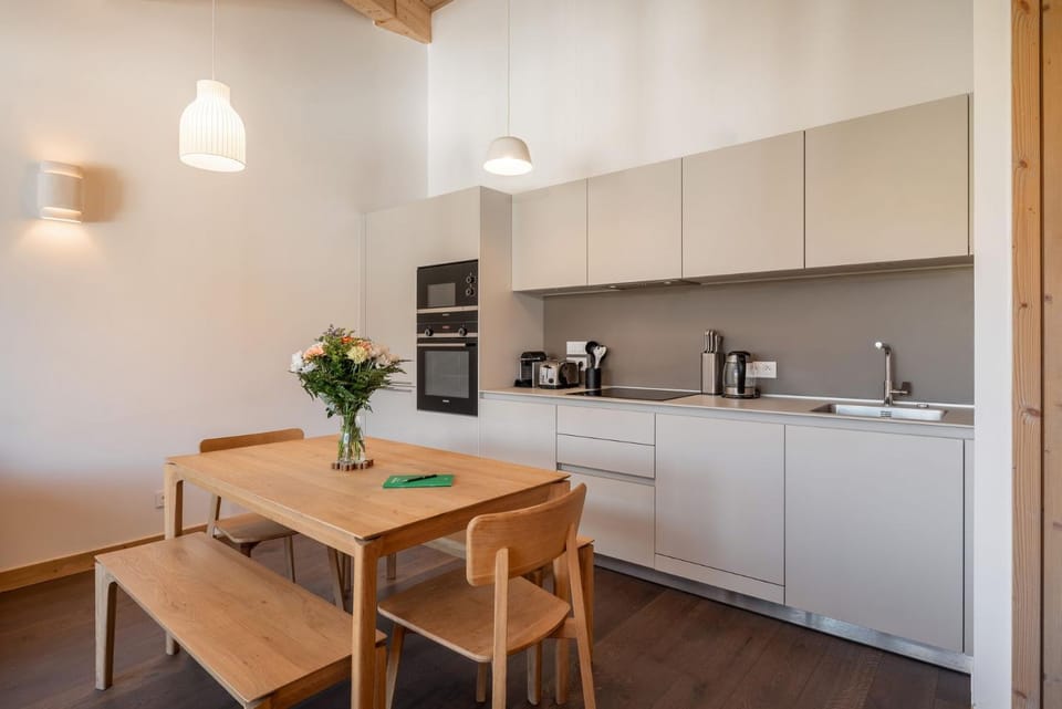 Coffee/tea facilities, Kitchen or kitchenette, Dining area, stove