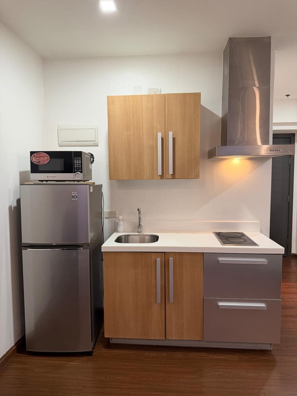 Kitchen or kitchenette, oven