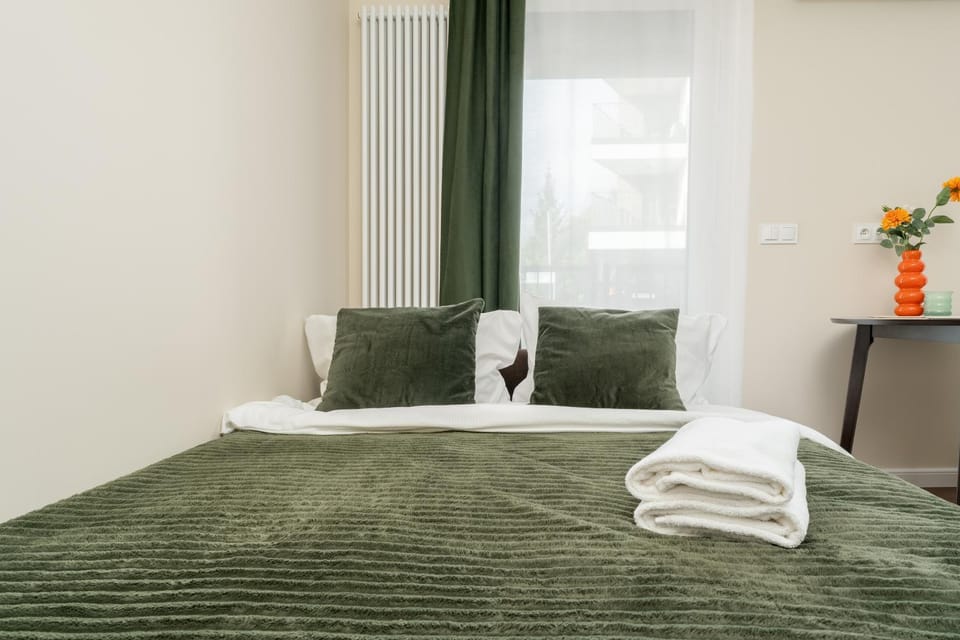 Bed, Photo of the whole room, Bedroom, towels