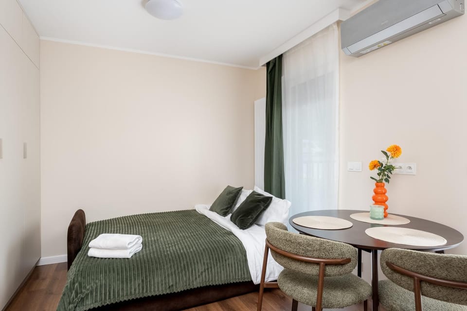 Bed, Living room, Photo of the whole room, Seating area, Dining area, Bedroom, towels, air conditioner
