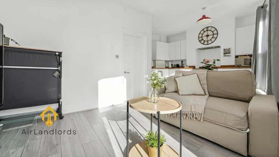 Charming 2 Bedroom Flat near Loughborough Junction Apartment in London Borough of Southwark
