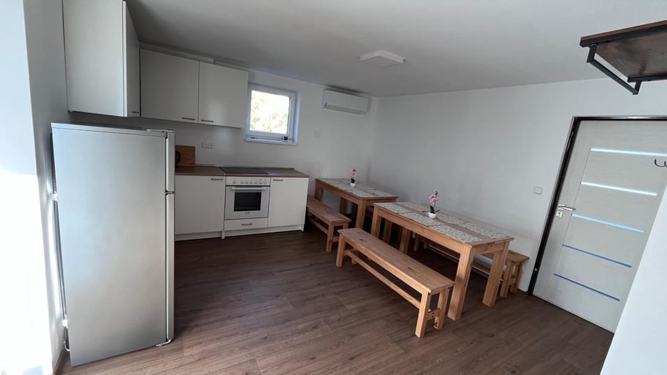 Kitchen or kitchenette, Dining area, oven, stove