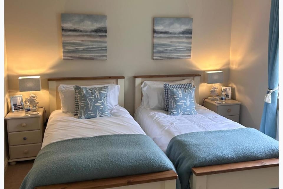 Waterville Village Retreat - Sleeps 6 - Wood Stove House in County Kerry