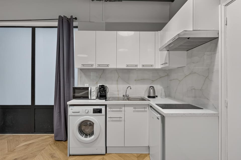 Coffee/tea facilities, Kitchen or kitchenette, microwave, stove, washing machine, dryer