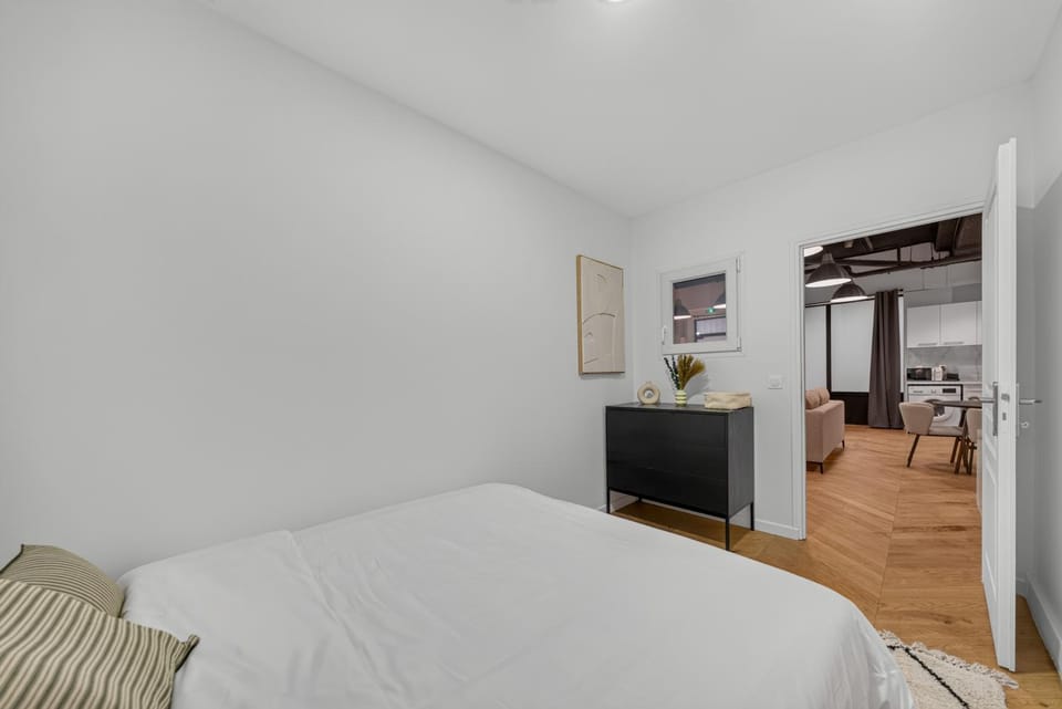 Bed, Photo of the whole room, Bedroom, storage