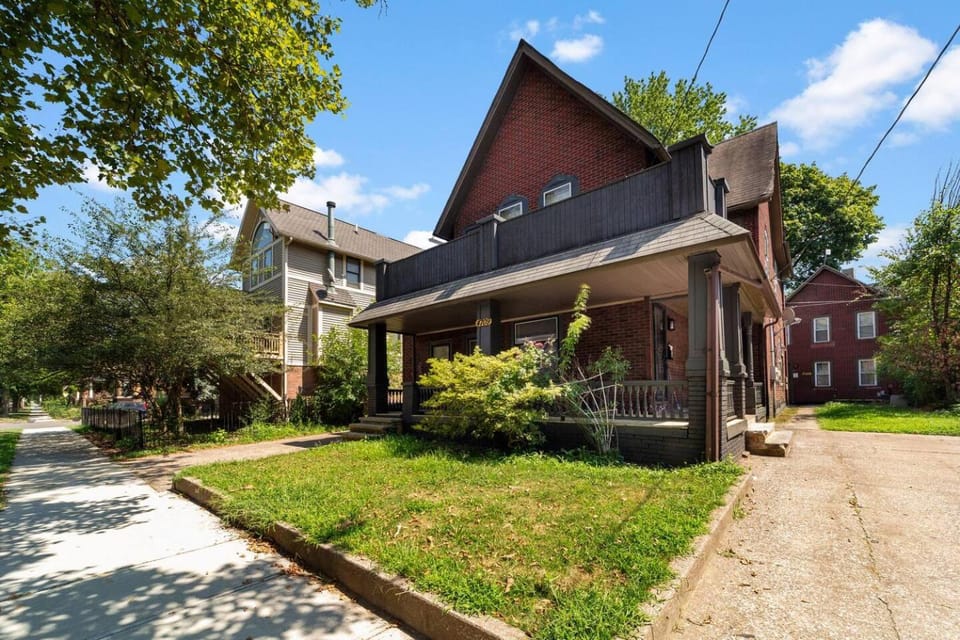 Spacious 2BR in Ohio City Free Parking Apartment in Ohio City