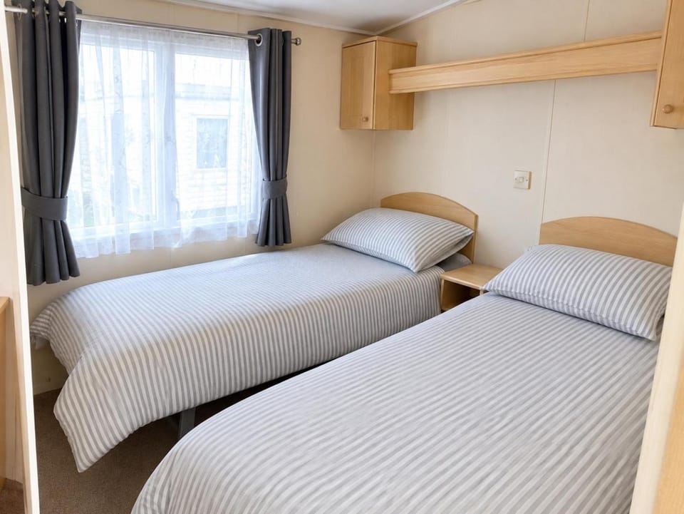 Spacious 6-Sleep Caravan Includes own Driveway Space House in Towyn