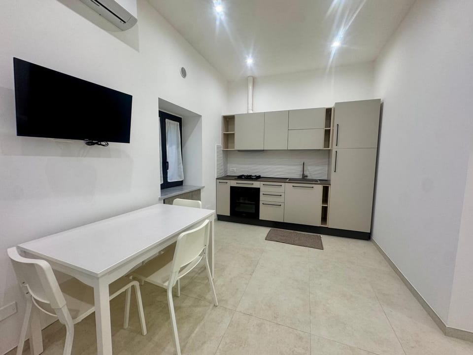 TV and multimedia, Kitchen or kitchenette, Dining area, oven, air conditioner