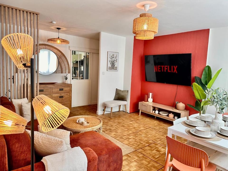TV and multimedia, Living room, Seating area, Dining area