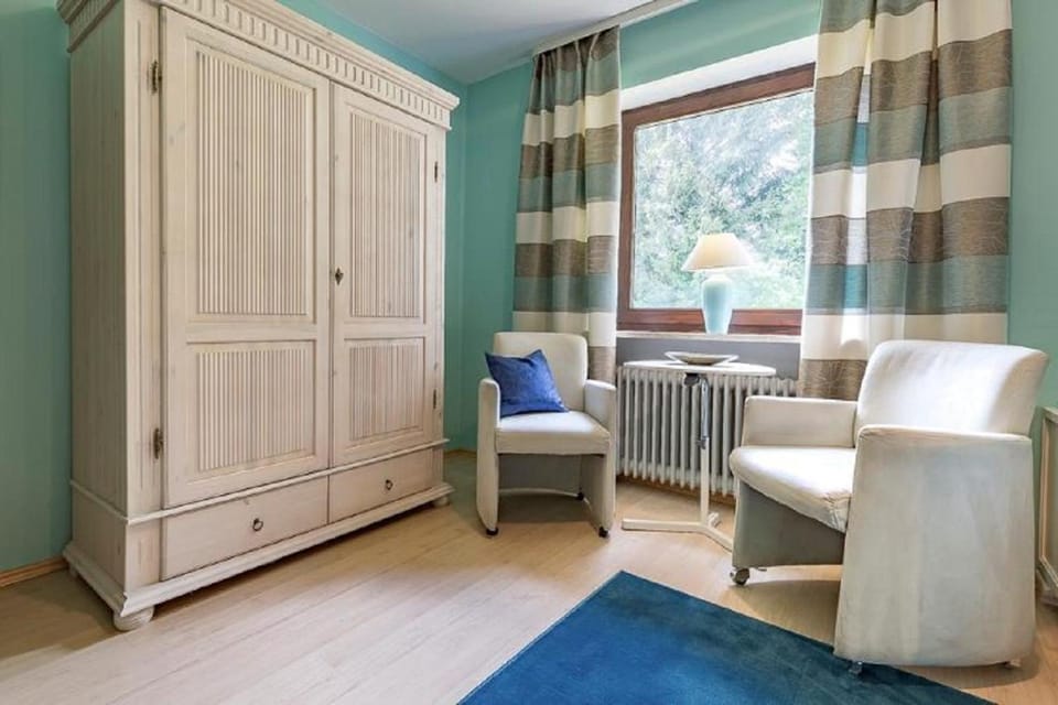 Photo of the whole room, Seating area, wardrobe