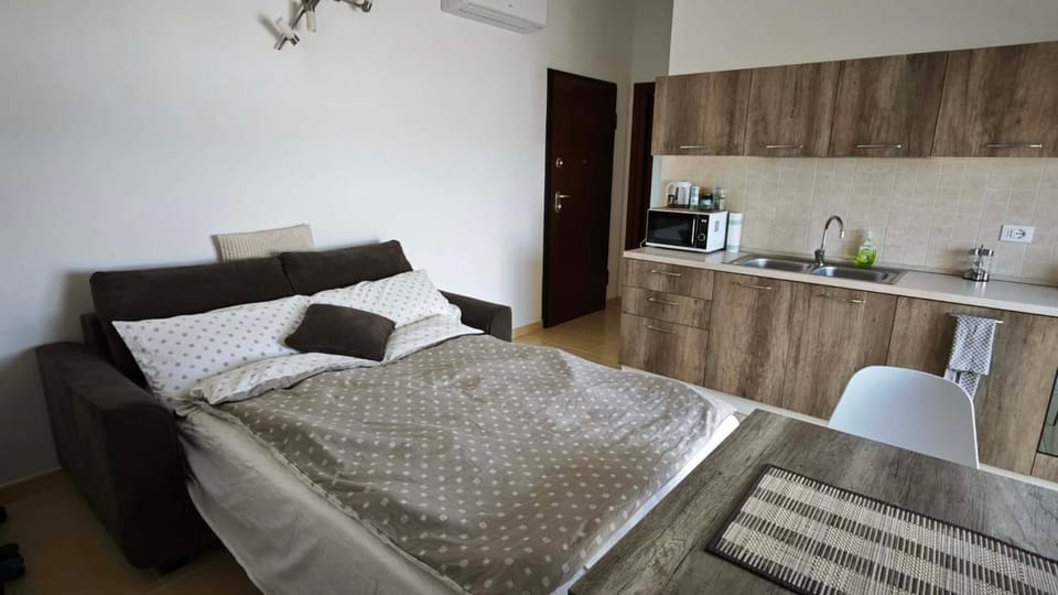Kitchen or kitchenette, Living room, Seating area, Dining area