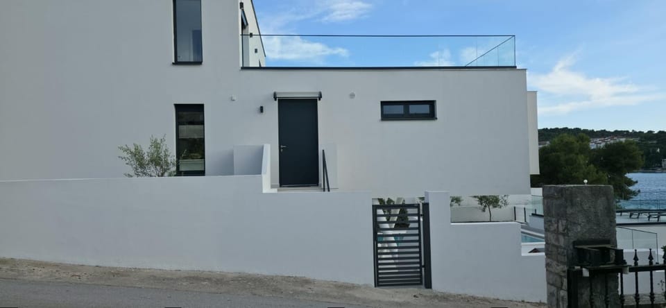 Property building, Patio, Facade/entrance, Balcony/Terrace, Street view