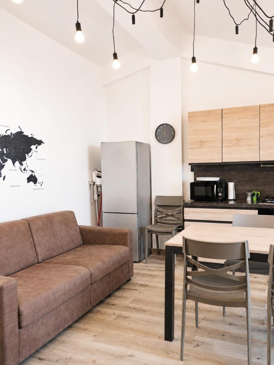 Kitchen or kitchenette, Seating area, Dining area, oven