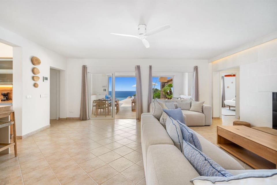 Communal lounge/ TV room, TV and multimedia, Living room, Seating area, Dining area