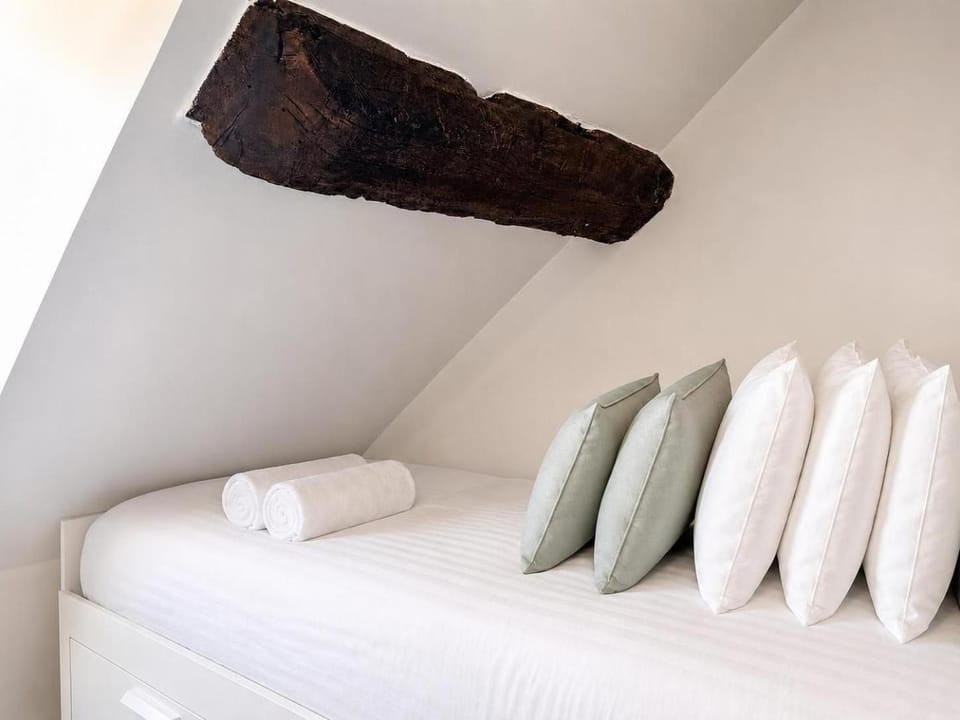Bed, towels