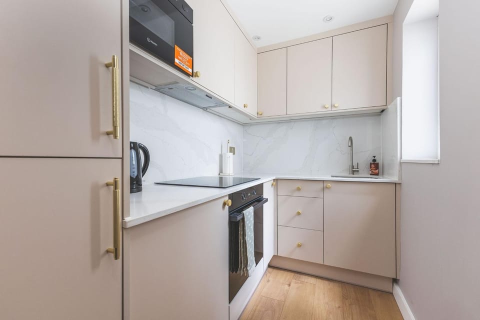 Stylish 2BDR 2BA Home with Patio in Putney Apartment in London