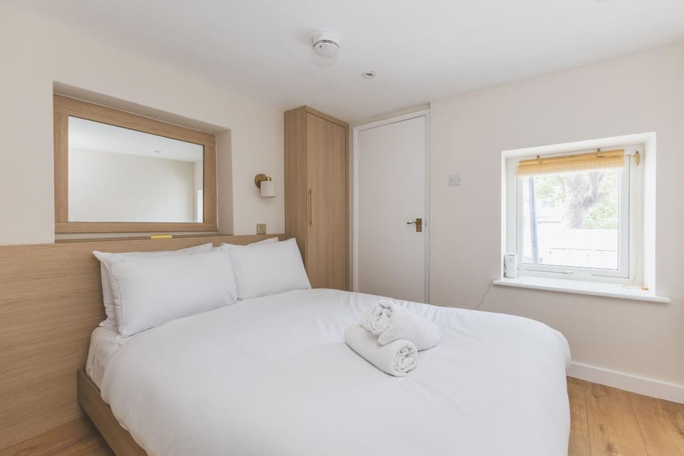 Stylish 2BDR 2BA Home with Patio in Putney Apartment in London