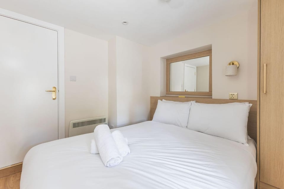 Stylish 2BDR 2BA Home with Patio in Putney Apartment in London