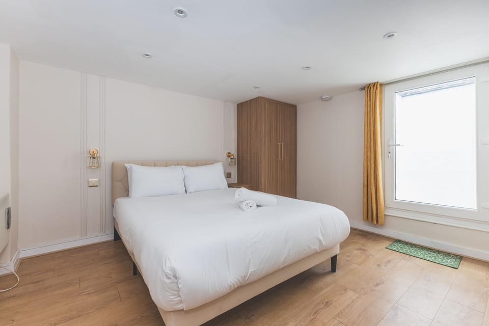 Stylish 2BDR 2BA Home with Patio in Putney Apartment in London