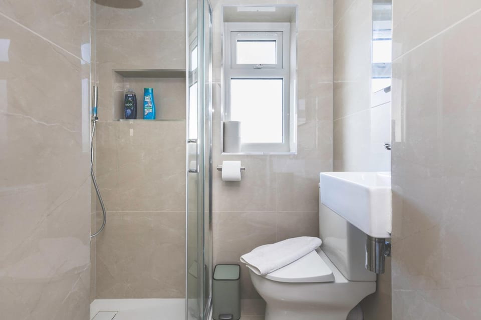 Stylish 2BDR 2BA Home with Patio in Putney Apartment in London