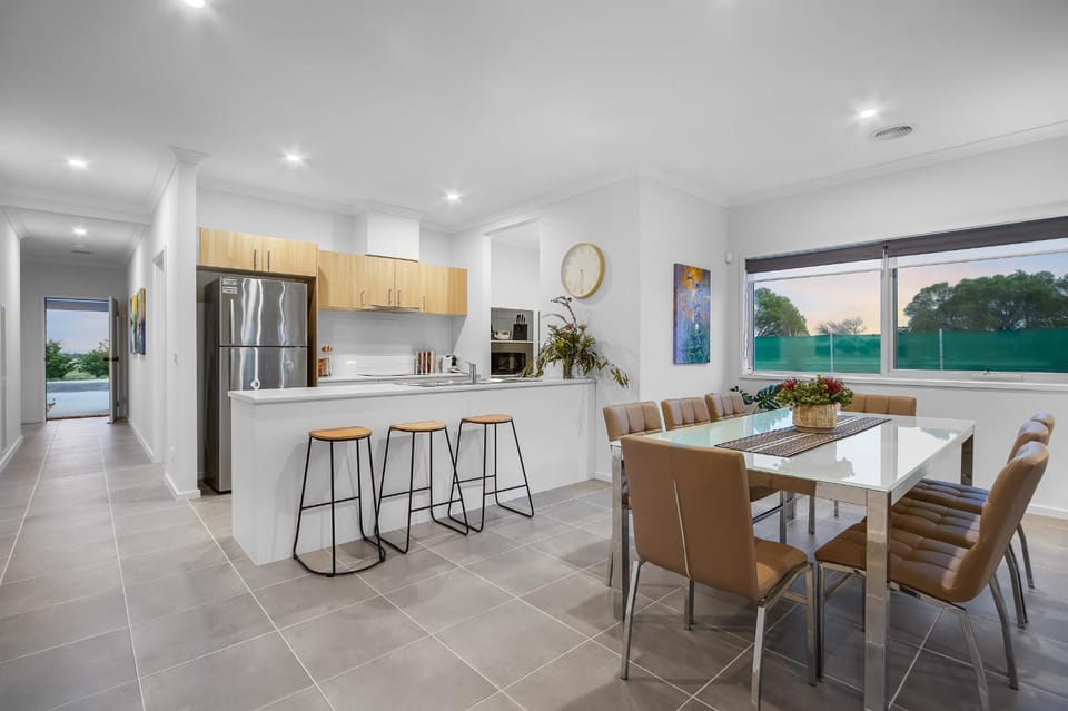 Kitchen or kitchenette, Seating area, Dining area, oven, stove