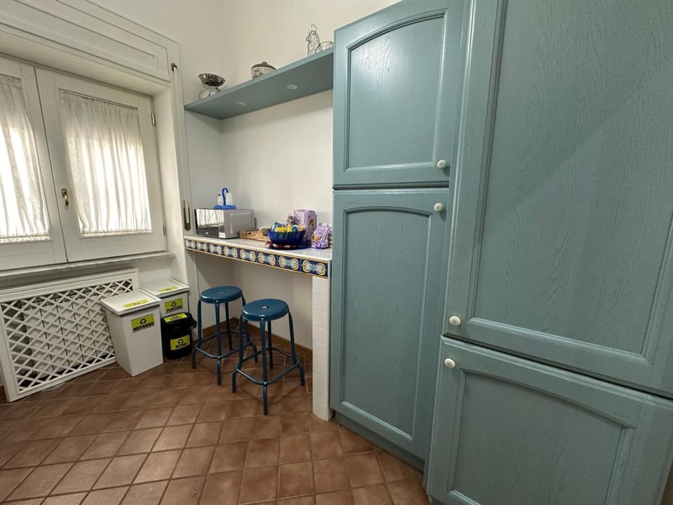 Kitchen or kitchenette, Breakfast, kitchen
