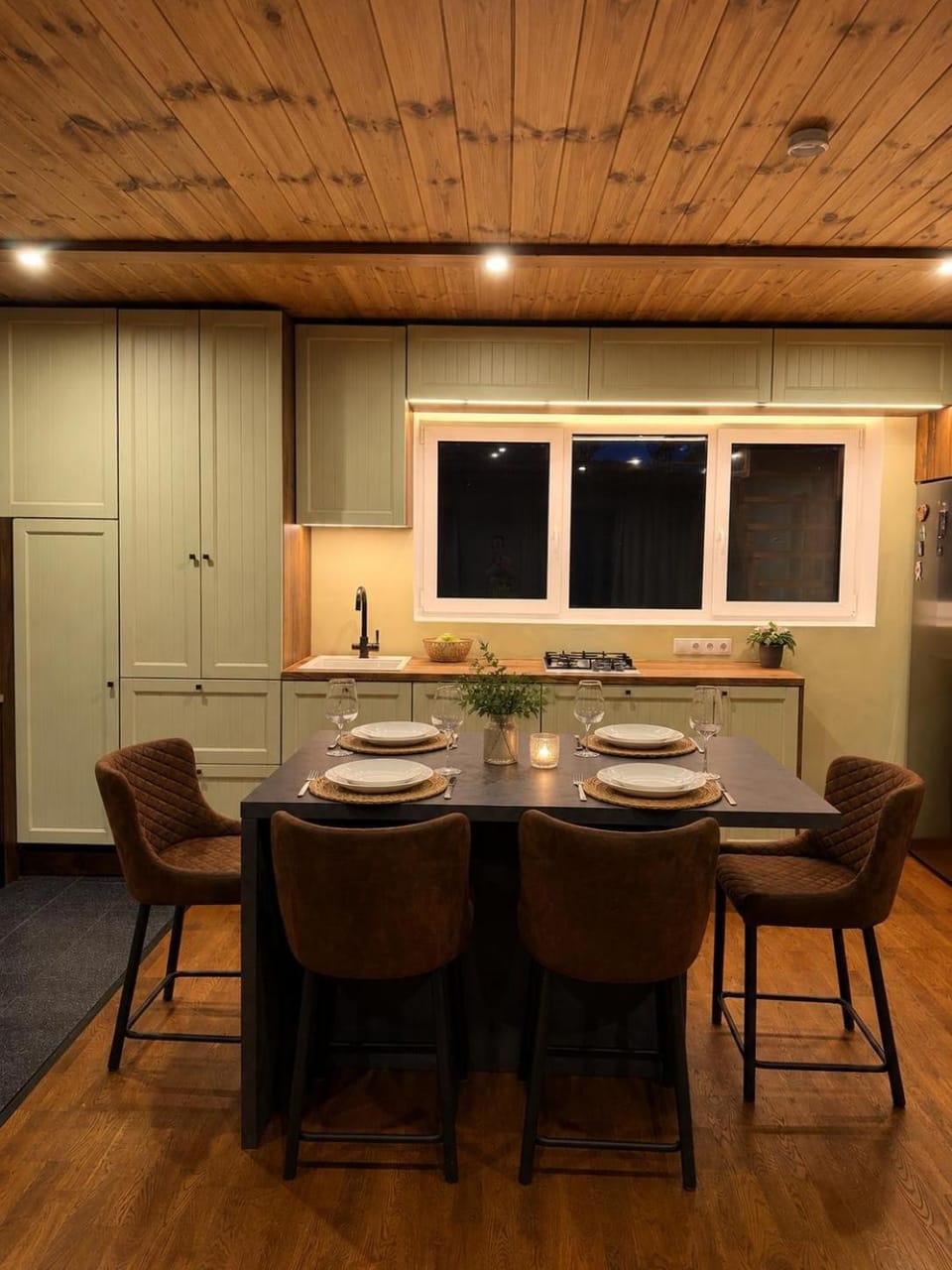 Kitchen or kitchenette, Dining area