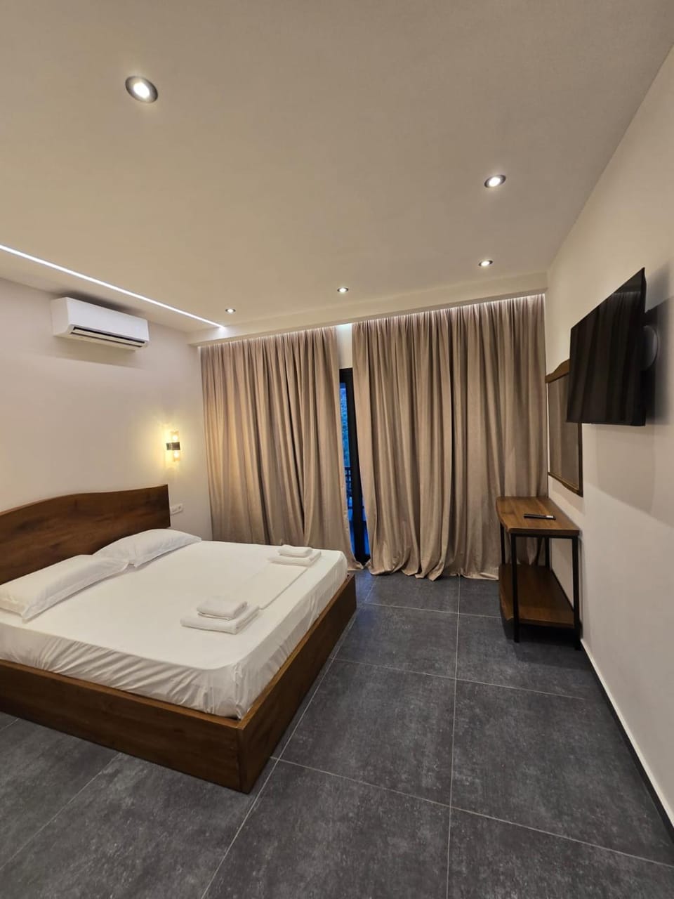 Bed, TV and multimedia, Bedroom, air conditioner