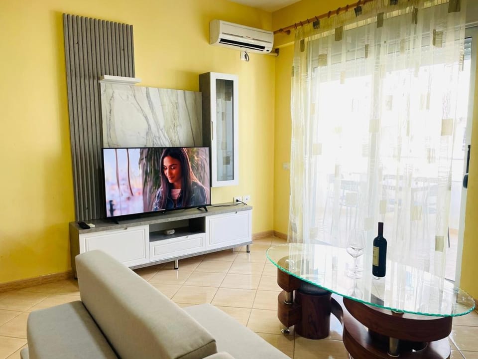 TV and multimedia, Living room, Seating area, Dining area, air conditioner