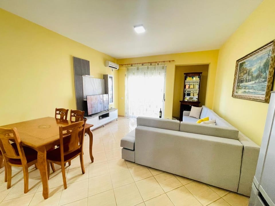 TV and multimedia, Kitchen or kitchenette, Living room, Photo of the whole room, Seating area, Dining area