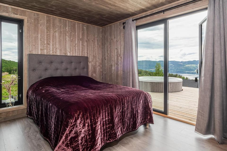 Mjøsli Panorama · Jacuzzi & Badstu · Mjøsa-utsikt · 30 min OSL Bed and Breakfast in Viken, Norway