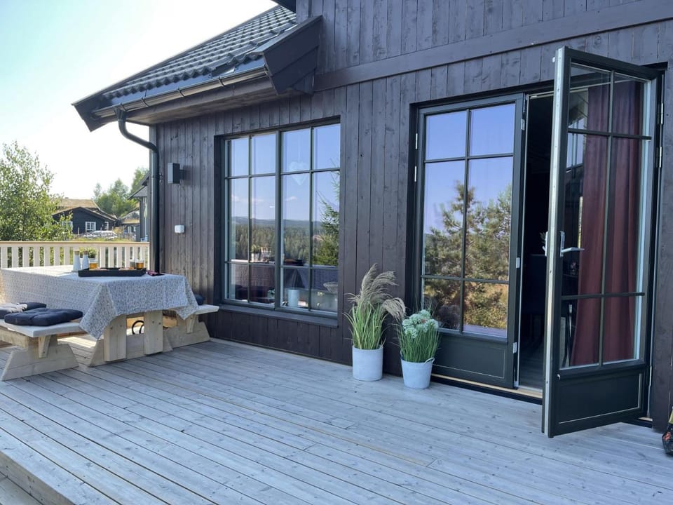 Solvangtoppen - 30 min fra OSL - Jacuzzi - 3 Soverom - 6 senger Bed and Breakfast in Viken, Norway