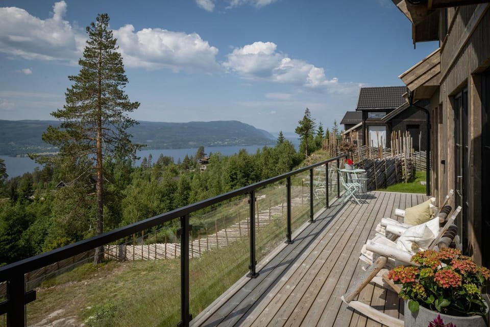 Villa Mia · Barnevennlig · Mjøsa-utsikt · 30 min OSL Bed and Breakfast in Viken, Norway
