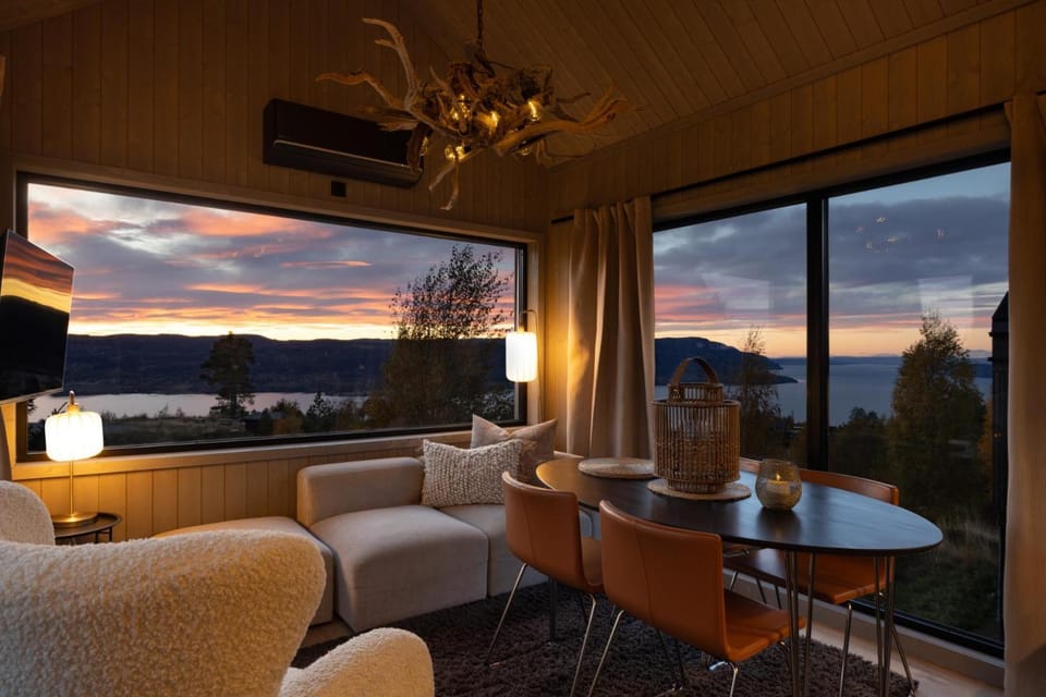 Fugleredet 4 · TV-designhytte · Mjøsa-utsikt · 30 min OSL Bed and Breakfast in Viken, Norway