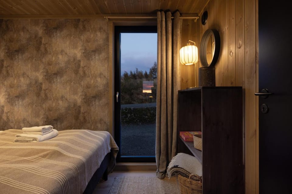 Fugleredet 4 · TV-designhytte · Mjøsa-utsikt · 30 min OSL Bed and Breakfast in Viken, Norway