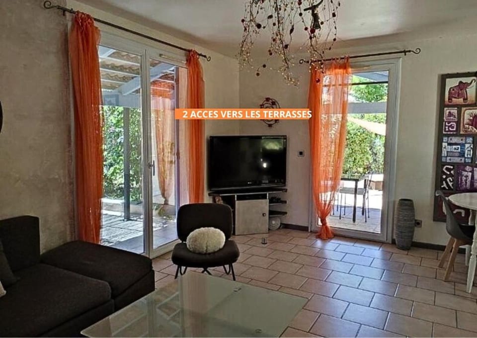 Maison Luxe 6 personnes -Oasis village, Résidence de loisirs 5 étoiles avec piscines, toboggans - 70 euros par famille et par semaine Campground/ 
RV Resort in Roquebrune-sur-Argens