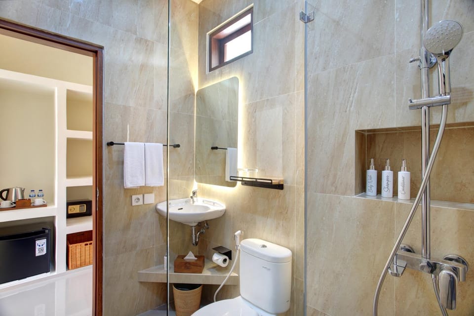 Shower, Toilet, Bathroom, Bath, bidet, towels