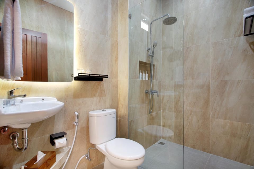 Shower, Toilet, Bathroom, bidet, towels