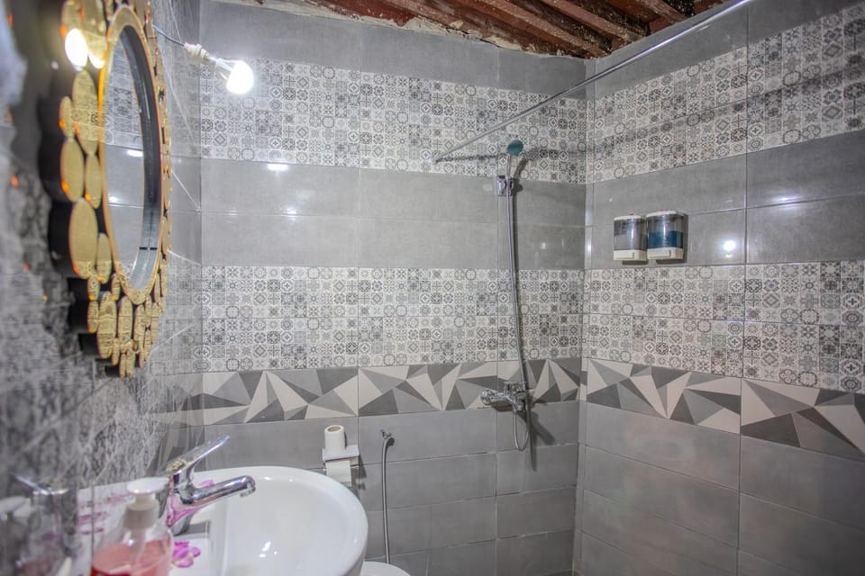 Shower, Toilet, Bathroom, Bath