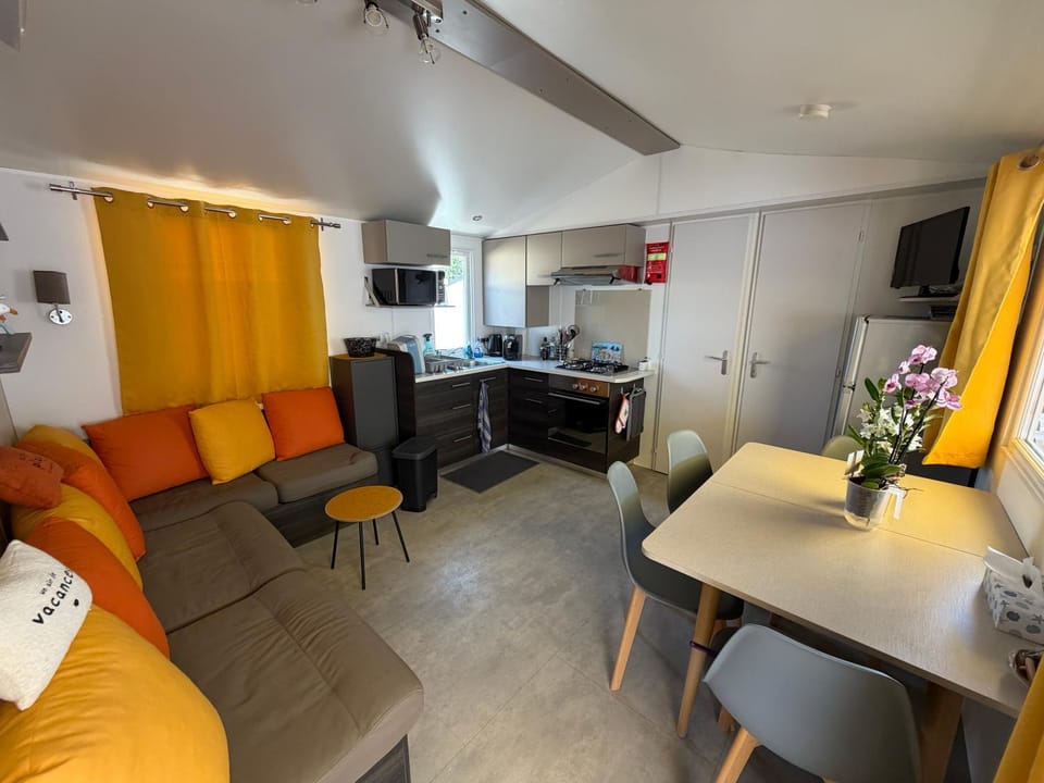 TV and multimedia, Kitchen or kitchenette, Living room, Dining area, oven
