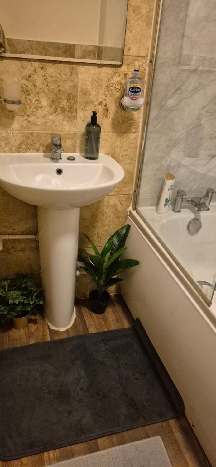Modern 2-Bed Executive Apartment Gated Parking Apartment in Wolverhampton