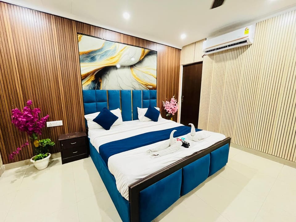 Bed, Living room, Photo of the whole room, Bedroom, towels, wardrobe, air conditioner