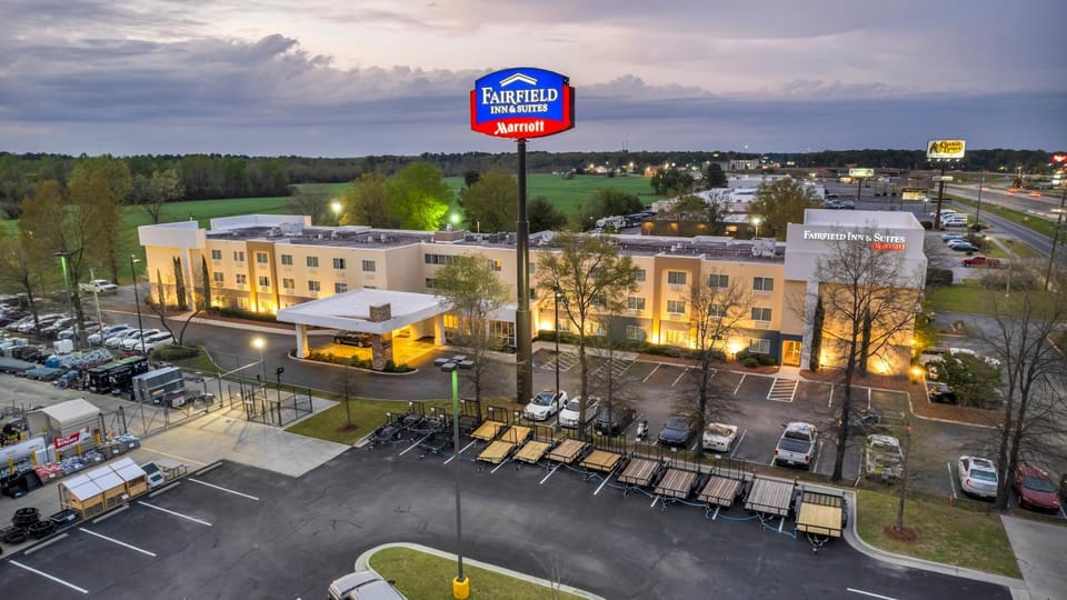 Property building, Neighbourhood, Bird's eye view, City view, Street view, Parking