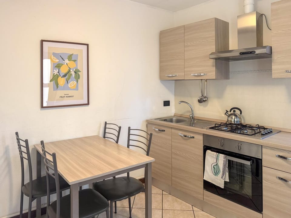 Kitchen or kitchenette, Dining area, stove