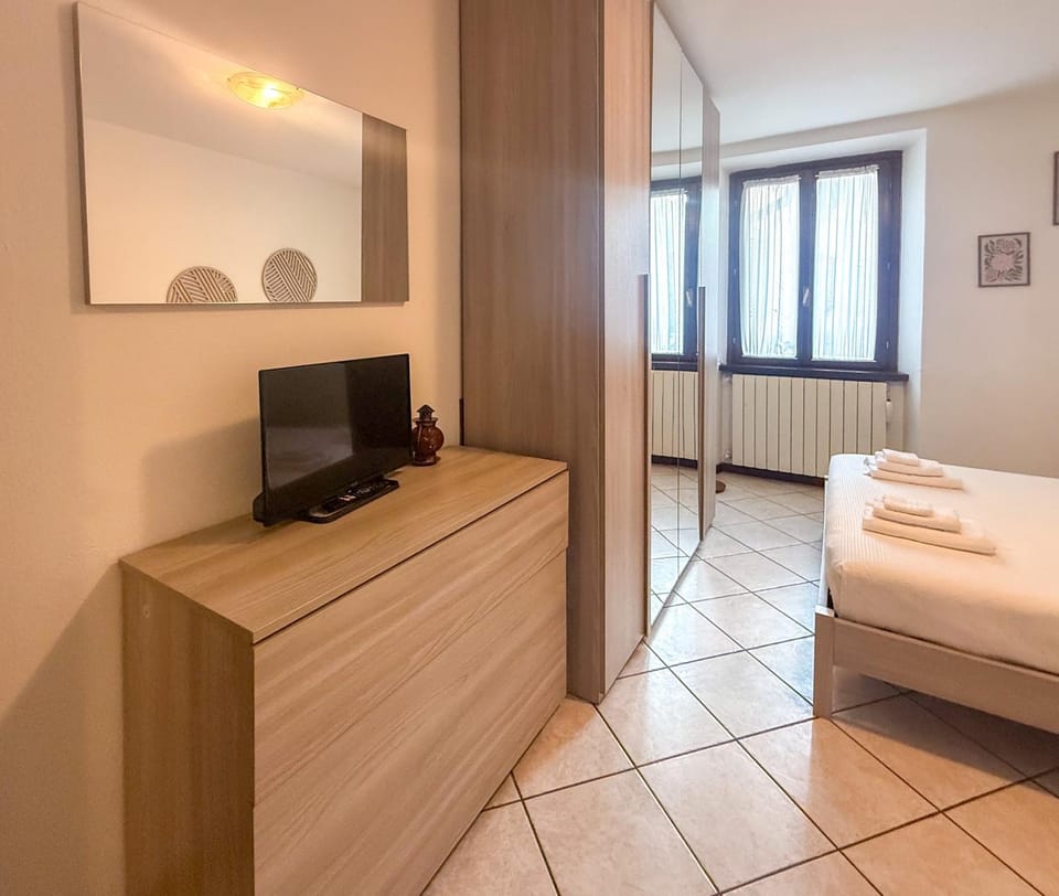 Bed, TV and multimedia, wardrobe