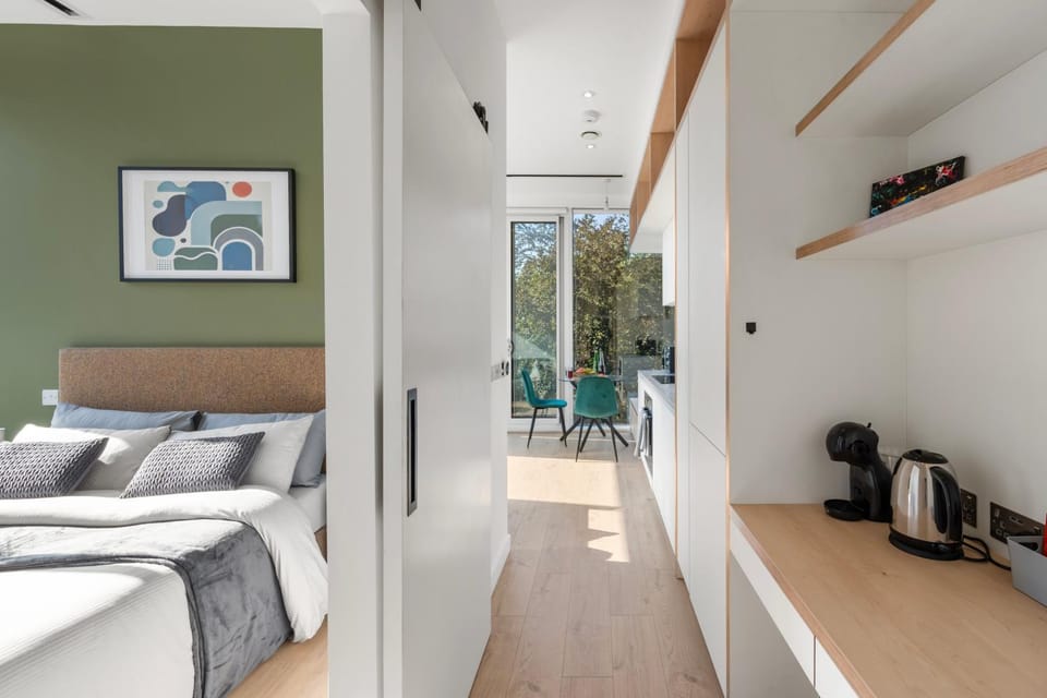 2-Bed Brentford Apartment with Parking & Gym Apartment in Brentford