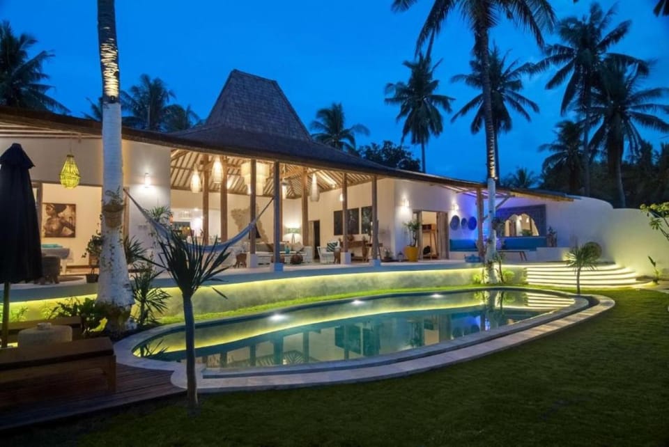 Property building, Garden, Swimming pool