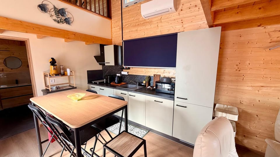 Kitchen or kitchenette, Dining area, stove