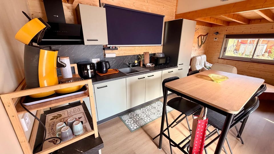 Kitchen or kitchenette, Dining area, stove